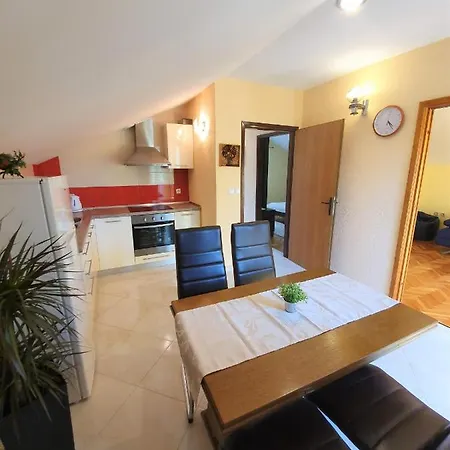Angela Apartment Kampor