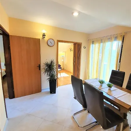 Angela Apartment Kampor