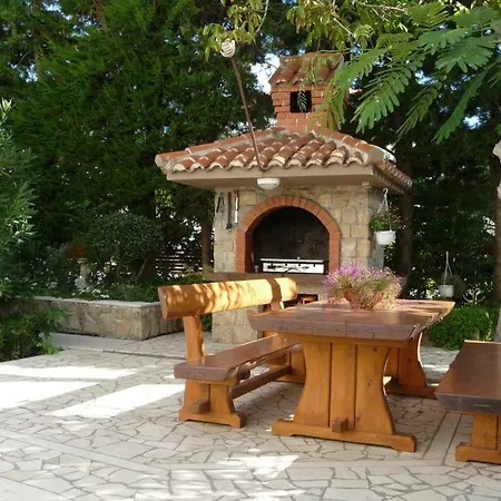 Angela Apartman Kampor